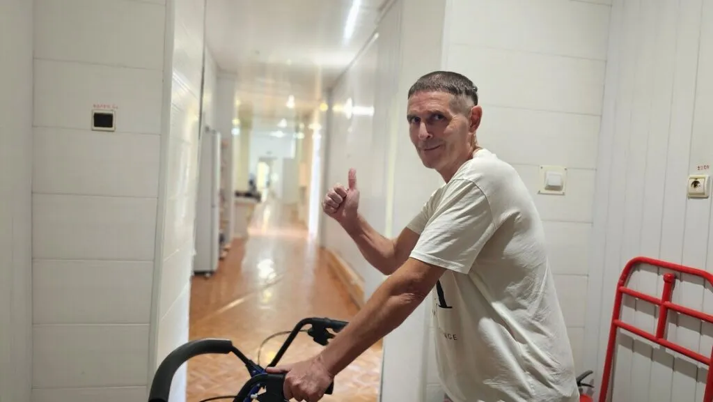 CARE_Juri chce žít. Ne jen přežívat